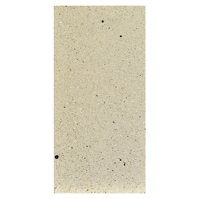 Firefix Schamottsteinplatte - 25 x 12,4 x 6,4 cm, Temperaturbeständigkeit: 1.200 °C - Beiger Untergrund mit kleinen dunklen und hellen Flecken, ideal für Texturen und Hintergründe, die eine subtile, natürliche Note benötigen.