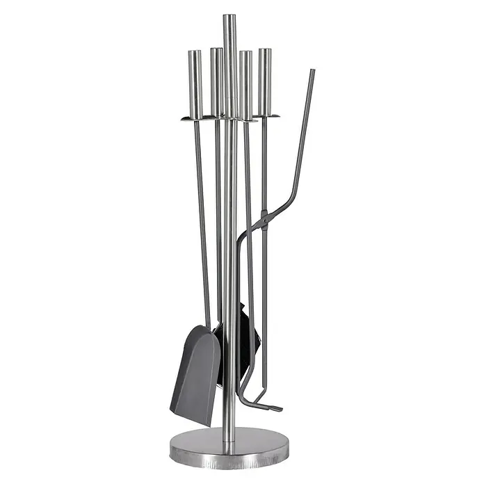 Firefix Kamingarnitur - 5 -tlg., Stahl/Edelstahl, Höhe: 65 cm - Das Bild zeigt ein Kaminbesteck aus Metall mit Schaufel, Besen, Zange und Schürhaken auf einem runden Ständer. Das Set ist in Silber gehalten.