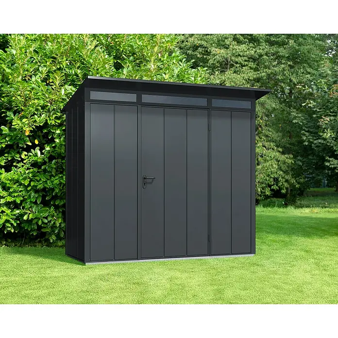 EcoStar Gerätehaus Elegant Typ 1 - Außenmaß inkl. Dachüberstand (B x T): 247,9 x 153 cm, Anthrazitgrau, Einzeltür - Das Bild zeigt ein modernes, graues Gerätehaus mit einem flachen Dach und klaren Linien, umgeben von Grün.