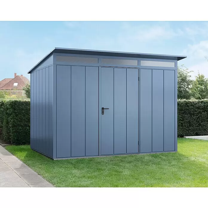 EcoStar Gerätehaus Elegant-P Typ 3 - Außenmaß inkl. Dachüberstand (B x T): 312,7 x 283,4 cm, Taubenblau, Einzeltür - Blaugraues Metallgerätehaus mit Flachdach und Oberlichtern, im Garten platziert.