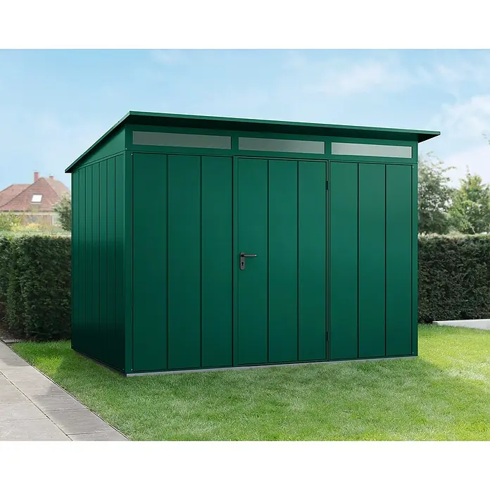 EcoStar Gerätehaus Elegant-P Typ 3 - Außenmaß inkl. Dachüberstand (B x T): 312,7 x 283,4 cm, Moosgrün, Einzeltür - Ein grüner Metall-Gartenschrank steht auf Rasen, ideal zur Aufbewahrung von Gartengeräten und Werkzeugen im Außenbereich.