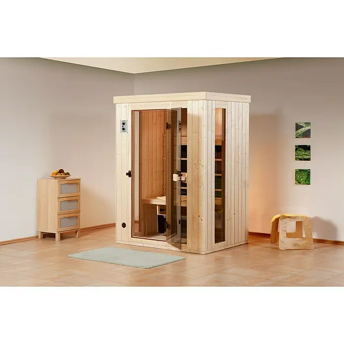 Finnwood Infrarotkabine Svea Trend 2 - 2.050 W, 5 Keramikstrahler, 99 x 137 x 190 cm - Eine freistehende Holzsauna mit Glastür und seitlichen Fenstern in einem Badezimmer mit Fliesenboden.