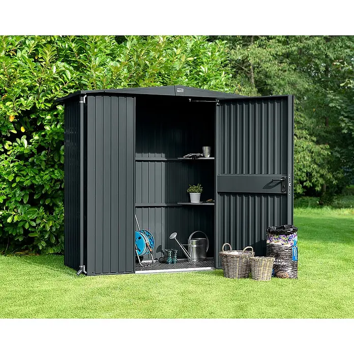 EcoStar Gerätehaus Trend-S Typ 1 - Außenbreite inkl. Dachüberstand: 258,8 cm, Außentiefe inkl. Dachüberstand: 121,3 cm, Anthrazitgrau, Einzeltür - Das Bild zeigt ein Gartenhaus aus Metall mit geöffneten Türen, gefüllt mit Gartengeräten und Zubehör.