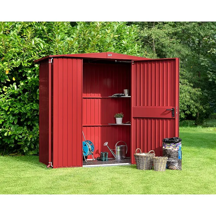 EcoStar Gerätehaus Trend-S Typ 1 - Außenbreite inkl. Dachüberstand: 258,8 cm, Außentiefe inkl. Dachüberstand: 121,3 cm, Purpurrot, Einzeltür - Ein roter Gartenhaus mit offenen Türen und einigen Gartengeräten davor, eingebettet in eine grüne Rasenfläche und üppige Vegetation.