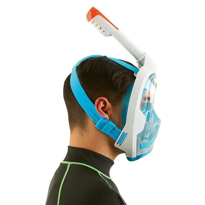 Seac Sub Máscara de Snorkel Mágica - L/XL, Plástico, Azul/Blanco - Un hombre que lleva una máscara de esnórquel facial completa azul con un accesorio de esnórquel naranja sobre un fondo negro.