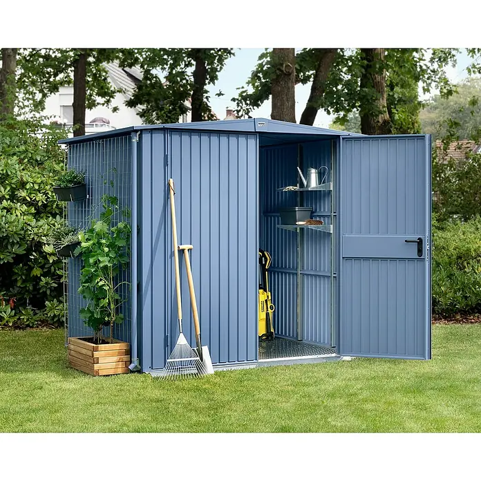 EcoStar Gerätehaus Trend-S Typ 2 - Außenbreite inkl. Dachüberstand: 258,8 cm, Außentiefe inkl. Dachüberstand: 247,7 cm, Taubenblau, Doppeltür - Blaues Gartenhaus mit geöffneter Tür, mit Regalen und Gartengeräten, umgeben von Grün.