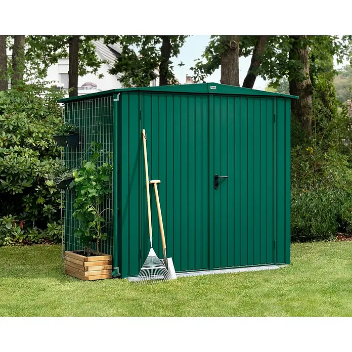 EcoStar Gerätehaus Trend-S Typ 2 - Außenbreite inkl. Dachüberstand: 258,8 cm, Außentiefe inkl. Dachüberstand: 247,7 cm, Moosgrün, Doppeltür - Ein grüner Gartenschuppen mit Gitterwand und Gartenwerkzeugen im gepflegten Garten. Praktisch und stilvoll für die Gartenarbeit.