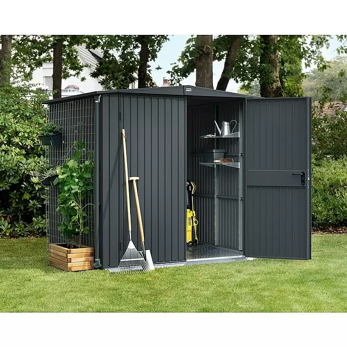 EcoStar Gerätehaus Trend-S Typ 2 - Außenbreite inkl. Dachüberstand: 258,8 cm, Außentiefe inkl. Dachüberstand: 247,7 cm, Anthrazitgrau, Doppeltür - Dunkelgraues Metall-Gartenhaus mit offener Tür, das Regale und Werkzeuge im Inneren zeigt. Gartengeräte lehnen außen.