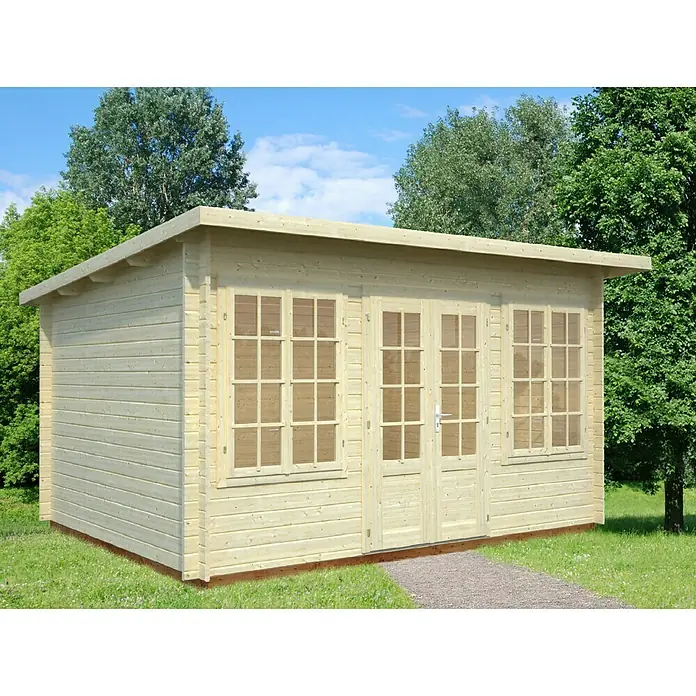 Palmako Gartenhaus Lisa - Außenmaß inkl. Dachüberstand (B x T): 440 x 366 cm, Holz, Naturbelassen - Gartenhaus mit Fenstern und Doppeltür aus hellem Holz, umgeben von Grünfläche und Bäumen unter blauem Himmel.