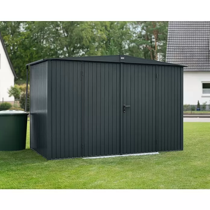 EcoStar Gerätehaus Trend-S Typ 3 - Außenbreite inkl. Dachüberstand: 323,6 cm, Außentiefe inkl. Dachüberstand: 247,7 cm, Anthrazitgrau, Doppeltür - Dunkelgraues Metall-Gartenhaus mit Doppeltüren und schwarzem Griff, steht auf einem Rasen im Garten neben einer grünen Regentonne.