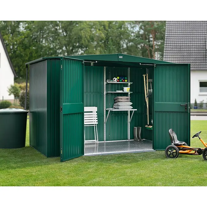 EcoStar Gerätehaus Trend-S Typ 3 - Außenbreite inkl. Dachüberstand: 323,6 cm, Außentiefe inkl. Dachüberstand: 247,7 cm, Moosgrün, Doppeltür - Geräumiger, grüner Gerätehaus mit geöffneten Türen, Regalen und diversen Gartengeräten im Inneren. Ideal zur Aufbewahrung.