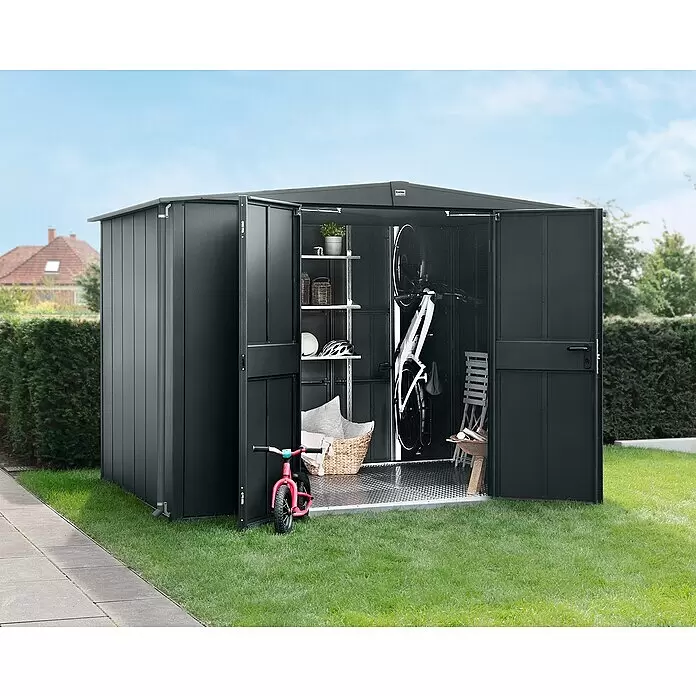 EcoStar Gerätehaus Elegant-S Typ 3 - Außenbreite inkl. Dachüberstand: 323,6 cm, Außentiefe inkl. Dachüberstand: 247,7 cm, Anthrazitgrau, Doppeltür - Ein dunkelgrauer Metall-Gartenschuppen mit geöffneten Türen, zeigt organisierten Innenraum mit Regalen, Fahrrädern in einem Garten.