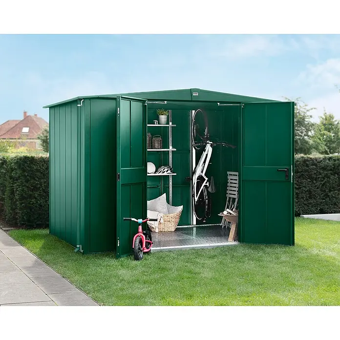 EcoStar Gerätehaus Elegant-S Typ 3 - Außenbreite inkl. Dachüberstand: 323,6 cm, Außentiefe inkl. Dachüberstand: 247,7 cm, Moosgrün, Doppeltür - Ein grünes Gerätehaus mit geöffneten Türen, in dem ein Fahrrad, Regale und andere Gegenstände aufbewahrt werden.