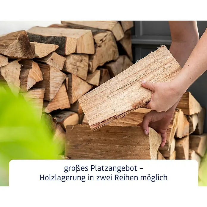 EcoStar Kaminholzregal Trend-V Typ 2 - Metall, Purpurrot - Ein Mann stapelt Holzscheite. Das Holz ist hellbraun und hat eine deutliche Maserung. Im Vordergrund steht der Text "großes Platzangebot - Holzlagerung in zwei Reihen möglich".