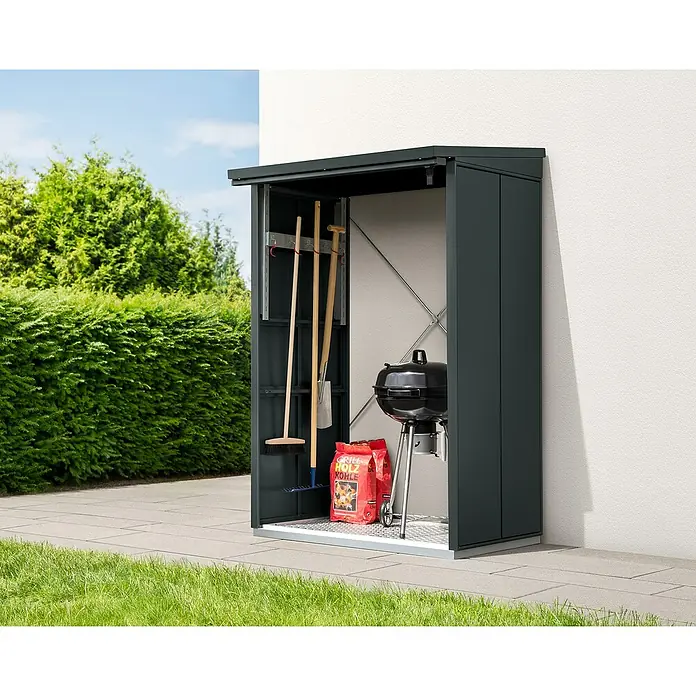 EcoStar Kaminholzregal Elegant-V Typ 1 - Metall, Anthrazitgrau - Bild eines Gartenschranks mit Grill, Gartengeräten und Kohle, der Stauraum und Ordnung im Außenbereich schafft.\n