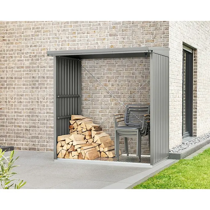 EcoStar Kaminholzregal Trend-V Typ 2 - Metall, Grau - Metall-Geräteschuppen mit Holzscheiten und Stühlen. Der Schuppen bietet Stauraum und Schutz vor Witterungseinflüssen im Gartenbereich.