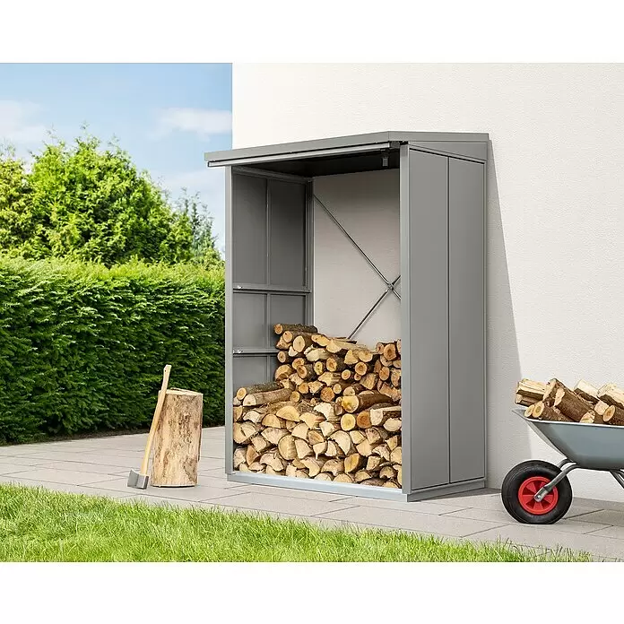 EcoStar Kaminholzregal Elegant-V Typ 1 - Metall, Grau - Ein graues Metall-Brennholzregal mit gestapelten Holzscheiten auf einer Terrasse im Garten.