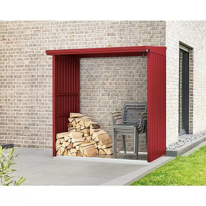 EcoStar Kaminholzregal Trend-V Typ 2 - Metall, Purpurrot - Roter Metall-Holzlagerunterstand an einer Backsteinwand, auch mit gestapelten Stühlen.