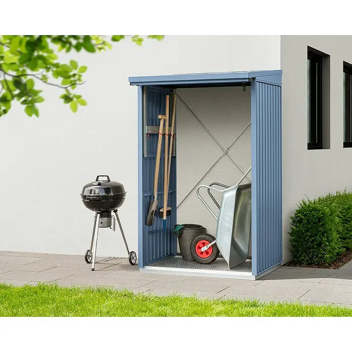 EcoStar Kaminholzregal Trend-V Typ 1 - Metall, Taubenblau - Gartenschrank aus Metall mit Grill, Schubkarre und Gartengeräten. Der Schrank ist blau und steht auf einer Terrasse.