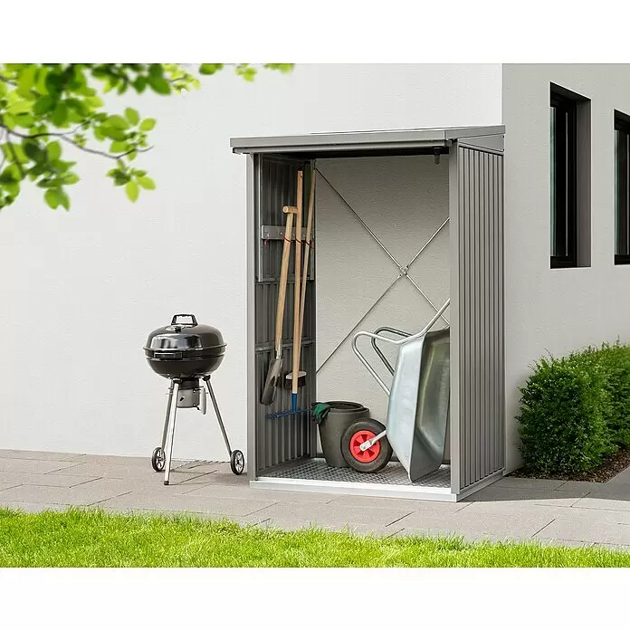 EcoStar Kaminholzregal Trend-V Typ 1 - Metall, Grau - Grauer Metall-Gartenlagerschrank mit Gartengeräten und Schubkarre, im Freien neben einem Haus.
