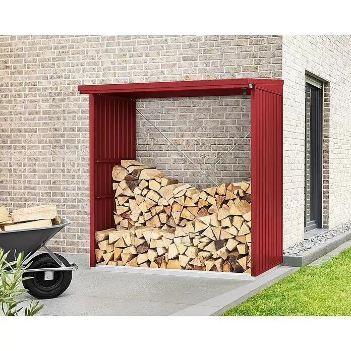 EcoStar Kaminholzregal Trend-V Typ 2 - Metall, Purpurrot - Roter Metall-Holzunterstand, gefüllt mit gestapeltem Holz, neben einem Ziegelhaus mit Schubkarre.