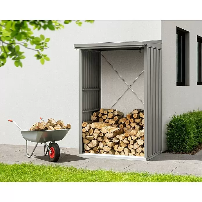 EcoStar Kaminholzregal Trend-V Typ 1 - Metall, Grau - Graues Metall-Brennholzlager, gefüllt mit Holz, mit einer Schubkarre voller Holz.