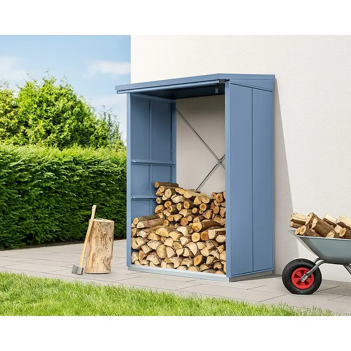 EcoStar Kaminholzregal Elegant-V Typ 1 - Metall, Taubenblau - Das Bild zeigt ein blaues, modernes Holzregal mit Holzscheiten gefüllt, neben einem Hackklotz und einer Schubkarre im Garten.