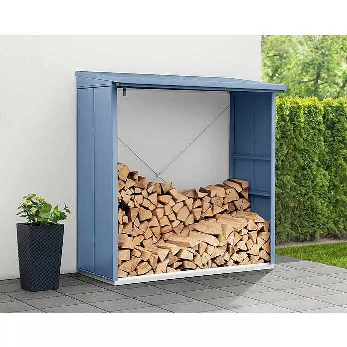 EcoStar Kaminholzregal Elegant-V Typ 2 - Taubenblau - Blauer Metall-Holzschuppen, gefüllt mit Brennholz, auf einer Terrasse stehend.