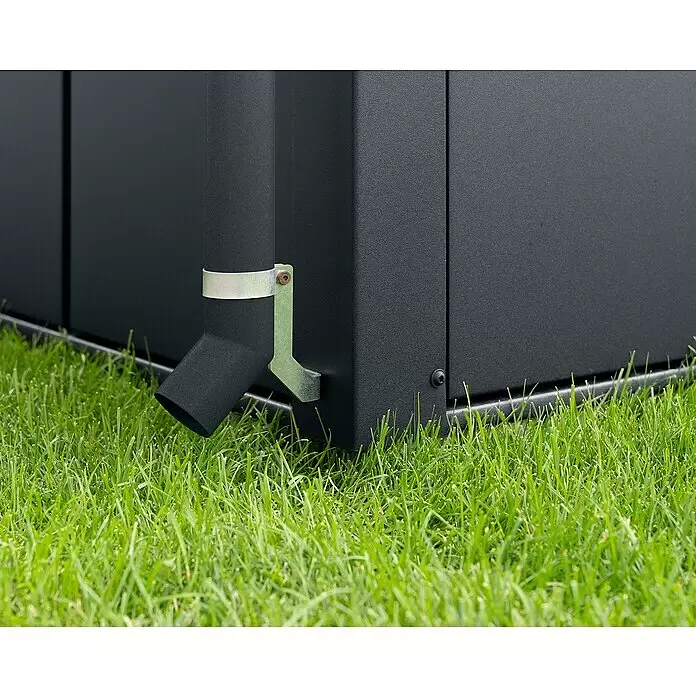 EcoStar Regenfallrohr-Set - Passend für: EcoStar Gerätehäuser, Anthrazitgrau - Dunkelgraues Fallrohr mit Metallhalterung an einer Lagereinheit, zum Boden zeigend.