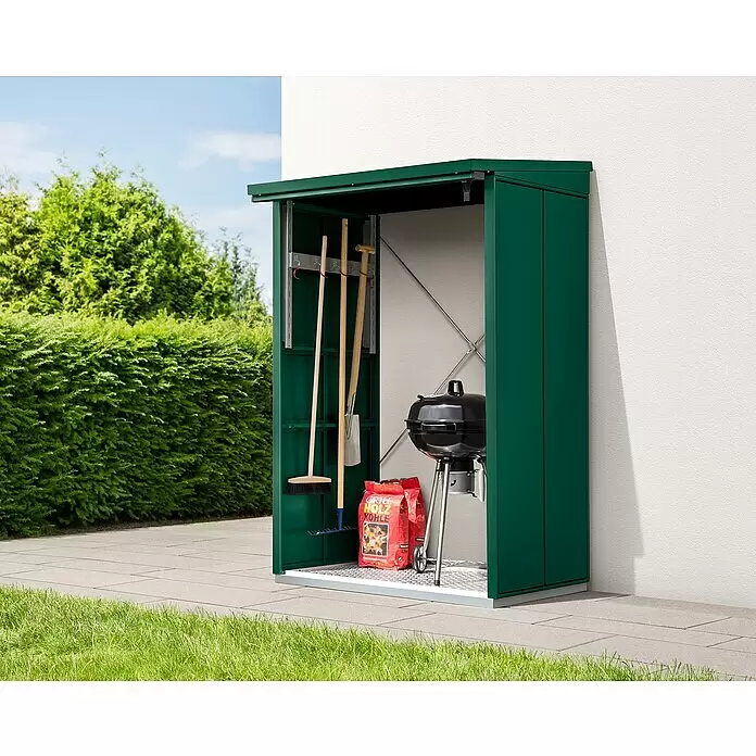 EcoStar Kaminholzregal Elegant-V Typ 1 - Metall, Moosgrün - Grüner Metallschuppen an einer Hauswand, mit Gartengeräten, einem Holzkohlegrill und Kohlesäcken.