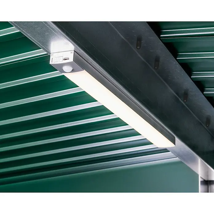 EcoStar LED-Bewegungsmelder - Passend für: EcoStar Gerätehäuser - Nahaufnahme einer LED-Leuchte mit Bewegungssensor, die an einer Metallstruktur befestigt ist und helles Licht ausstrahlt.