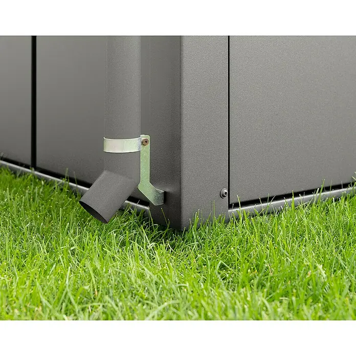 EcoStar Regenfallrohr-Set - Passend für: EcoStar Gerätehäuser, Grau - Nahaufnahme eines grauen Regenrohrs mit Halterung an einem Gebäude, umgeben von grünem Gras.