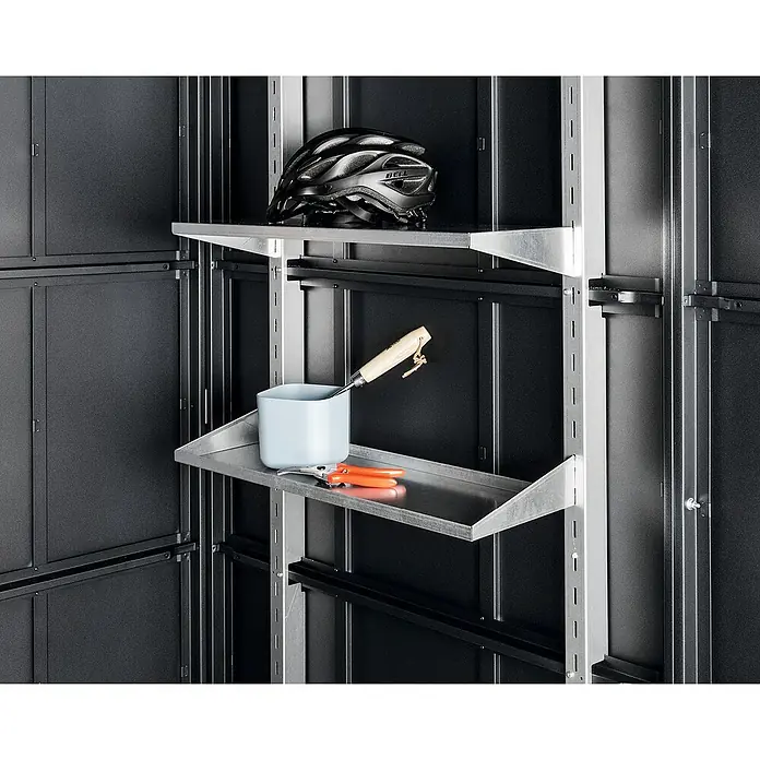 RegalbodenAnzahl Böden: 2 Stk., Passend für: EcoStar Gerätehäuser - Ein gut organisierter Gartenschrank mit Regalen, auf denen ein Fahrradhelm, Gartengeräte und eine Schaufel ordentlich platziert sind.