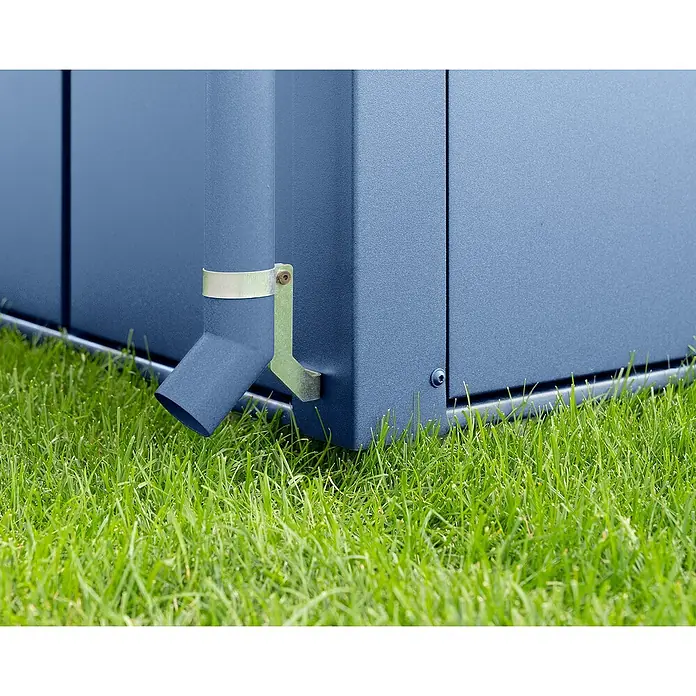 EcoStar Regenfallrohr-Set - Passend für: EcoStar Gerätehäuser, Taubenblau - Nahaufnahme eines blauen Regenrohrs an einem Gebäude, das von einem silbernen Halter befestigt ist, mit grünem Gras im Vordergrund.