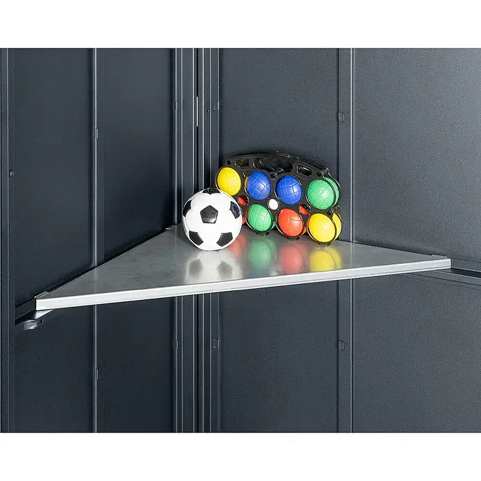 EcoStar EckregalL x B: 62,2 x 62,2 cm, Passend für: EcoStar Gerätehäuser - Ein Regalwinkel mit einem Fußball und einer Halterung mit kleinen Bällen darauf, in einem Metallschrank.