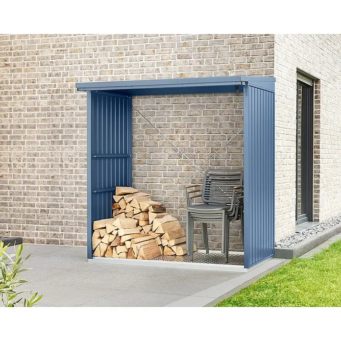 EcoStar Kaminholzregal Trend-V Typ 2 - Metall, Taubenblau - Holzlager mit blauem Metallrahmen und Holzscheiten. Daneben stehen mehrere graue Gartenstühle gestapelt. Praktische Aufbewahrung im Außenbereich.