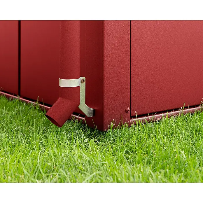 EcoStar Regenfallrohr-SetPassend für: EcoStar Gerätehäuser, Purpurrot - Nahaufnahme eines roten Regenwasserabflusses mit silberner Halterung an einem Gebäude, umgeben von grünem Gras.
