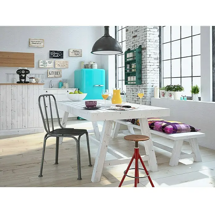 ProArt Type Hype Decopanel - Willst du glücklich sein?, B x H: 30 x 15 cm - Ein Küchendekor mit einem weißen Holztisch, einer Bank und einem Hocker, ergänzt durch eine türkisfarbene Retro-Kühlschrank.