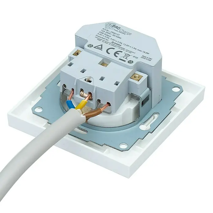 USB-Steckdose Typ A/C ReflexSI - Erhöhter Berührungsschutz, Kunststoff, Unterputzmontage - Nahaufnahme einer PRO Charge Steckdose mit USB-Anschluss, die an ein Stromkabel angeschlossen ist.