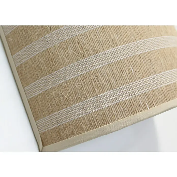 Idp Lampshades Franjas yute Pantalla de lámpara - L x An x Al: 10 x 20 x 20 cm, Natural/Blanco - Detalle de un mantel individual con rayas beige sobre material de yute natural, aportando textura y calidez a la decoración de la mesa.