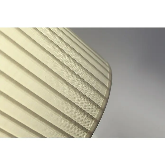 Idp Lampshades Plisado Gable Aplique de pared - L x An x Al: 10 x 20 x 20 cm, Crema - Primer plano de una persiana plisada color crema que destaca la textura y los detalles de los pliegues, ideal para decoración moderna de ventanas.