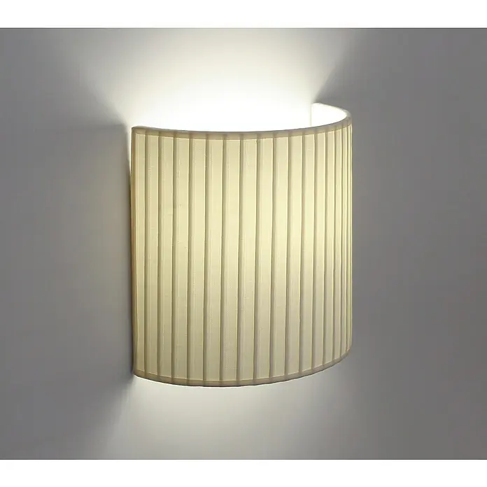 Idp Lampshades Plisado Gable Aplique de pared - L x An x Al: 10 x 20 x 20 cm, Crema - Un primer plano de una lámpara de pared con una pantalla plisada, que emite luz cálida y crea un ambiente acogedor.
