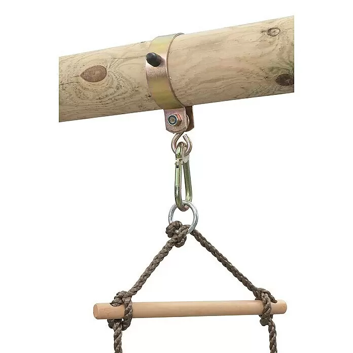 Swing King Schaukel Danielle - B x L: 350 x 220 cm, Holz - Hölzerne Trapezstange mit braunen Seilen, die über einen Metallring und Karabiner an einer Metallklammer an einem Holzbalken befestigt ist.