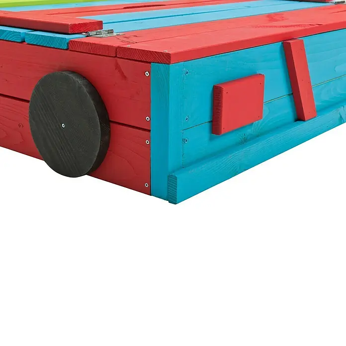 Swing King Sandkasten Auto - 100 x 120 x 20 cm, Holz, Lasiert - Nahaufnahme eines farbenfrohen Holzspielzeugautos mit roten, blauen und grünen Akzenten, das ein verspieltes und fantasievolles Design aufweist.