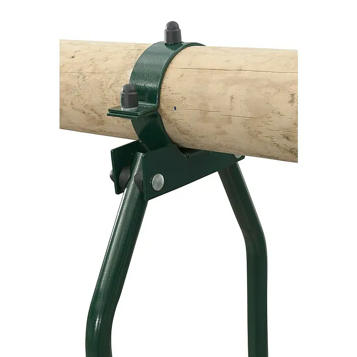 Swing King Schaukel Danielle - B x L: 350 x 220 cm, Holz - Nahaufnahme einer dunkelgrünen Halterung, die ein helles Holzstück fixiert. Die Halterung hat einen Metallbügel und stabilisierende Beine.