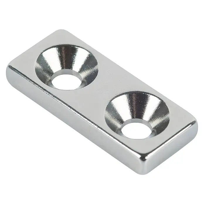 Fix-o-moll Magnet Neodym mit Senkbohrung - Rechteckig, L x B x H: 28 x 12 x 4 mm - Nahaufnahme einer glänzenden, rechteckigen Ankerschiene aus Metall mit zwei konischen Senklöchern für Schrauben.