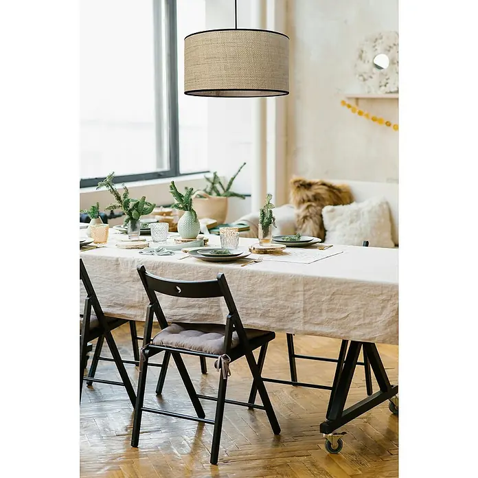 Idp Lampshades Fine negra Lámpara colgante redonda - 40 W, Ø x Al: 38 x 20 cm, Crema/Negro, E27 - Comedor atmosférico con una pantalla de lámpara decorativa sobre una mesa festiva.