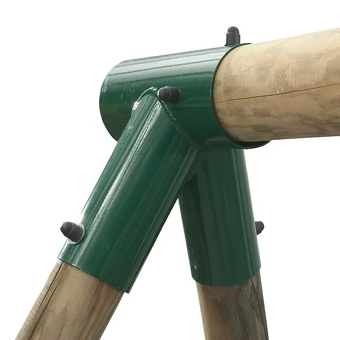 Swing King Schaukel Danielle - B x L: 350 x 220 cm, Holz - Nahaufnahme eines grünen Spielplatz-Schaukelverbinders, der an Holzpfosten befestigt ist und eine robuste Konstruktion für sicheren Halt bietet.