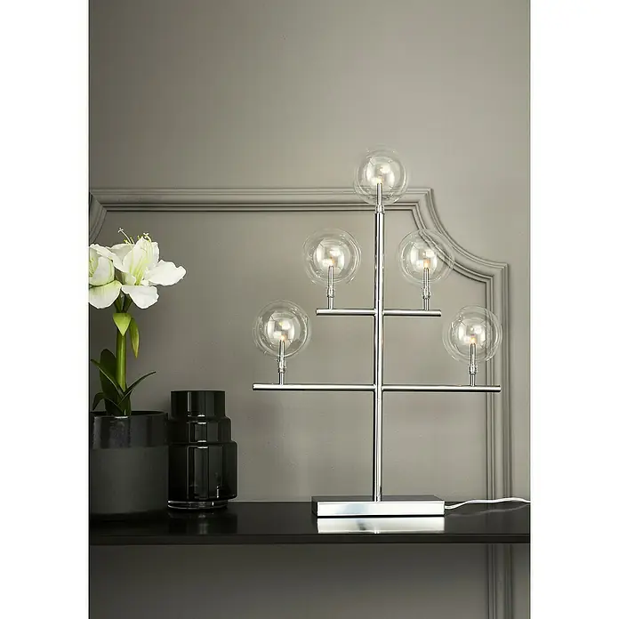 Markslöjd Dekoleuchte - Chrom, L x B x H: 7,8 x 39,5 x 59 cm - Elegante Tischleuchte mit fünf Glaskugeln und einem verchromten Gestell, ideal für modernes Ambiente.