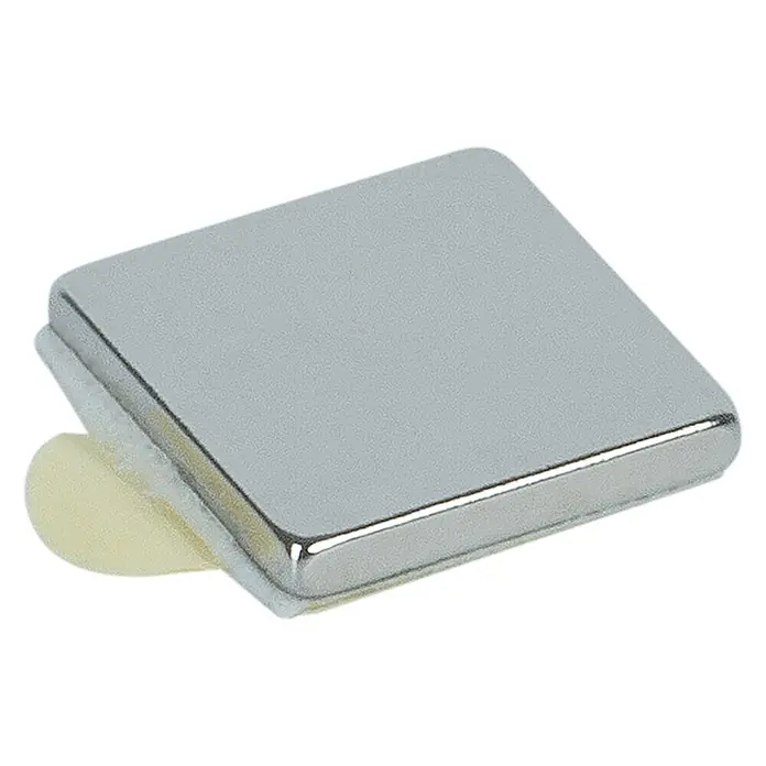 Fix-o-moll Magnet Neodym Quader - L x B x H: 10 x 10 x 1,5 mm, Quadratisch - Nahaufnahme eines quadratischen, selbstklebenden Magneten mit glänzender Oberfläche vor schwarzem Hintergrund.